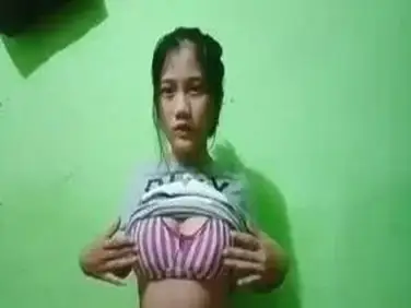 Dokumentasi Gadis Cantik Bersantai Di Kasur